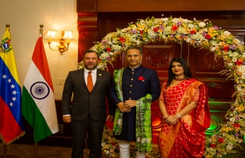 El Embajador Abhishek Singh recibio al Invitado Principal S.E. Yvan Gil, Ministro de Relaciones Exteriores de Venezuela en la Recepcion ofrecida para celebrar el 74 Dia de la Republica de la India en Caracas.